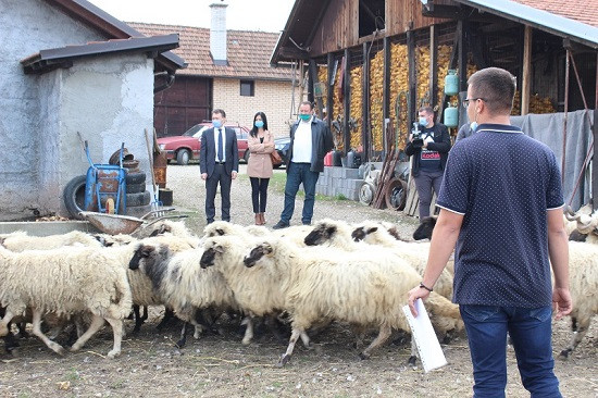 Ugljevik: Perić uručio podsticaj mladom poljoprivredniku