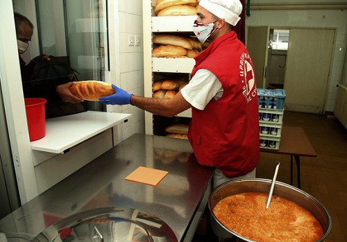 PO OBROKE U JAVNE KUHINJE IDU I RADNO SPOSOBNI Katastrofalan uticaj korone na građane BiH