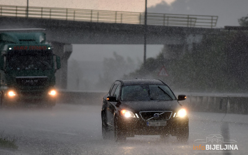 Saobraćaj se odvija redovno. Na pojedinim dionicama smanjena vidljivost zbog magle