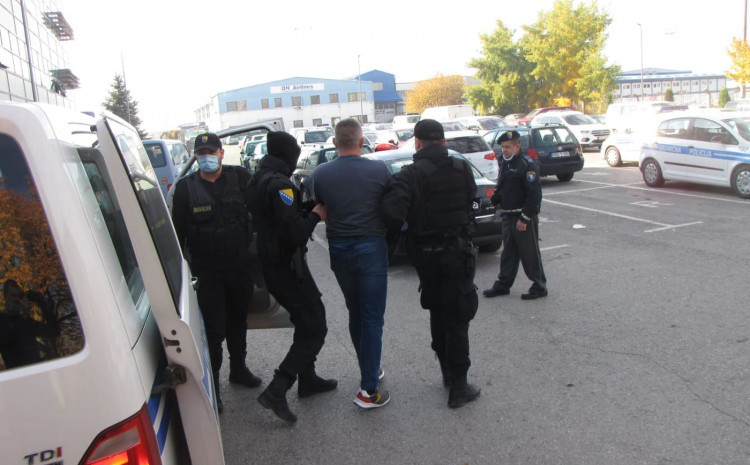 Krijumčarenje migranata: Uhapšeno 10 osoba, među njima i granični policajac!