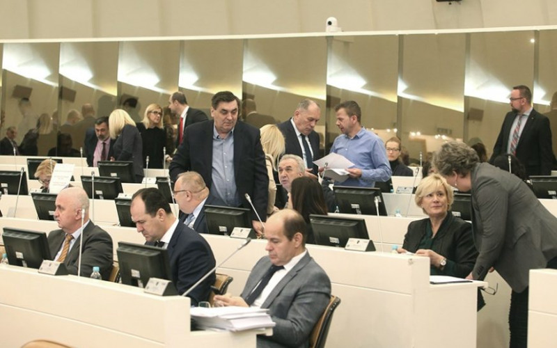 NOVA INICIJATIVA U PARLAMENTU BIH Da li će odzvoniti jubilarnim naknadama za političare