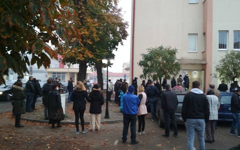 Gužve za testiranje na virus korona u Bijeljini