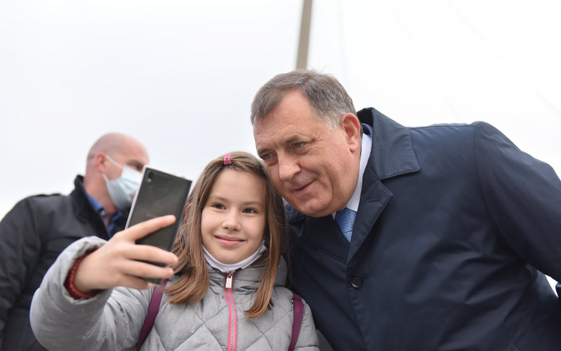 Mališani u Bijeljini tražili selfi sa Dodikom, on im ispunio želju