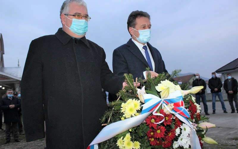 Ugljevik: Otkriven i osveštan spomenik u porti hrama u naselju Sjever