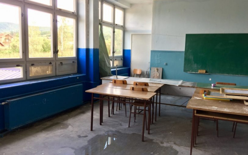PRAZNE KLUPE Od sutra dezinfekcija škola, nastava na daljinu