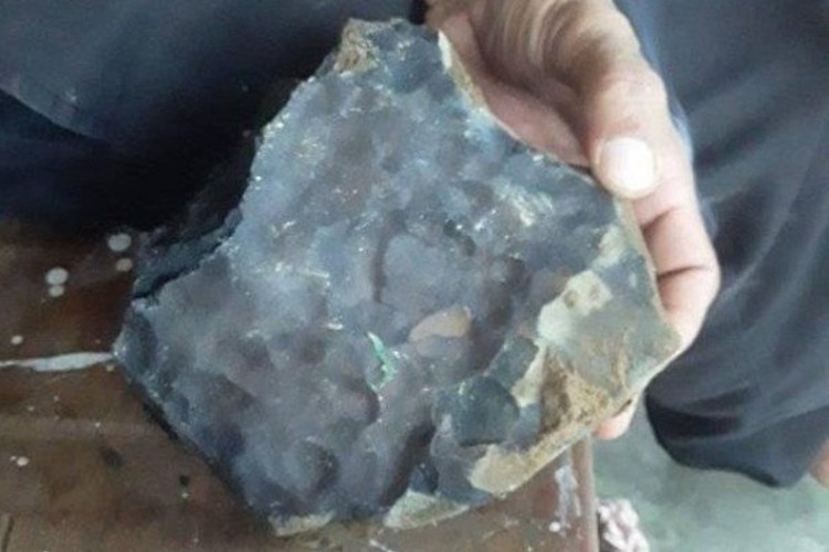 Muškarac iz Sjeverne Sumatre postao milioner nakon što mu je meteorit upao u kuću
