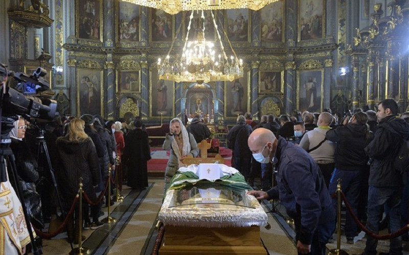 Veliki broj vjernika se oprostio od patrijarha, pojedini cjelivali odar