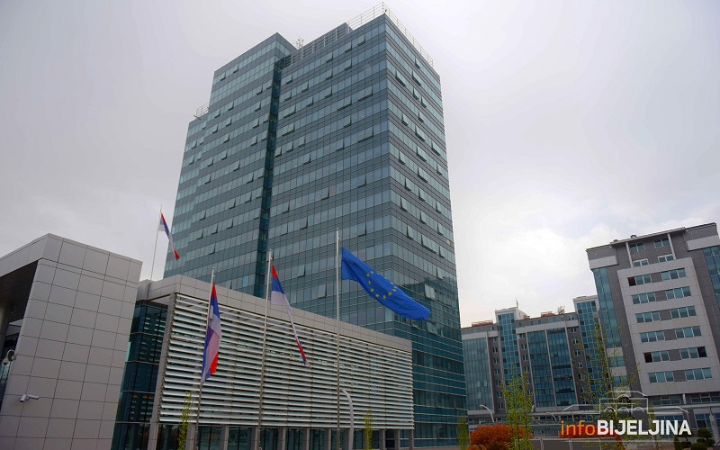 Planiraju deficit od 394 miliona KM, a ne odriču se komfora