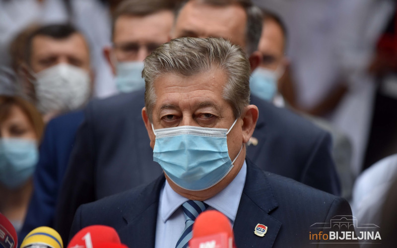 ZDRAVSTVENO STANJE TEŠKO Mićo Mićić na respiratoru