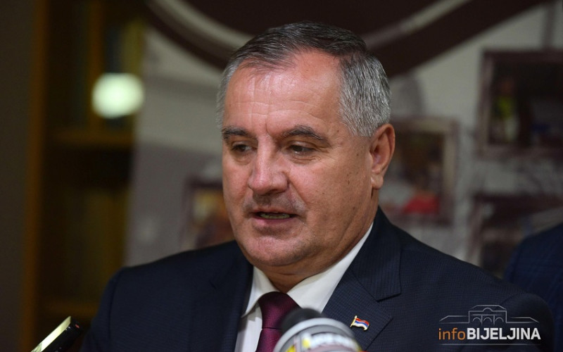 ZAHVALNOST MEDICINSKIM RADNICIMA Višković donirao voće kovid odjeljenjima u Srpskoj