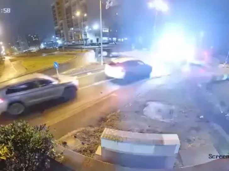 „Mercedes erlajns“: Automobil preletio dva vozila u kružnom toku (VIDEO)