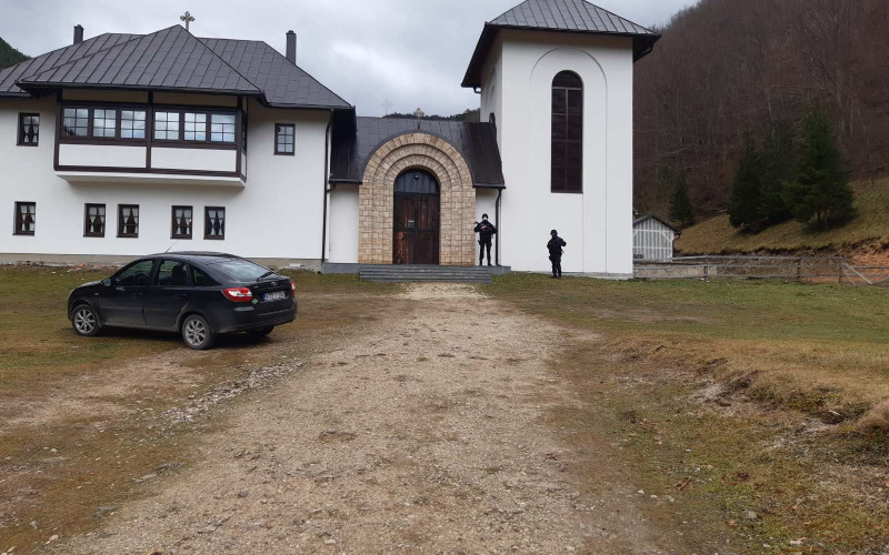 Oko manastira Glogovac brojni policajci, sumnja se da je ubica imao i pomagača