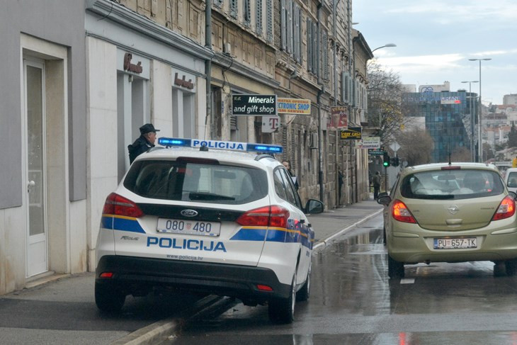 Prijetio državljanki BiH u Puli, pa ukradenim makazama napao prolaznike