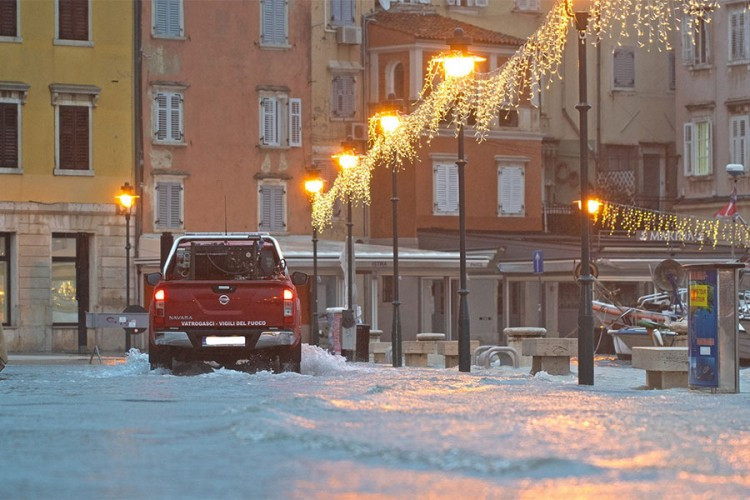 Nevrijeme na hrvatskom primorju, more poplavilo više gradova