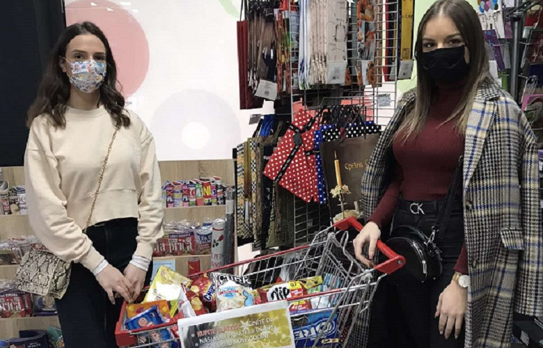 Građani Bijeljine kupuju slatkiše za paketiće djeci iz ugroženih porodica