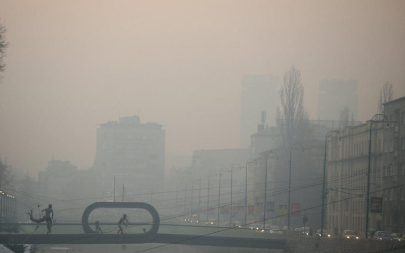 SARAJEVO DRUGI NAJZAGAĐENIJI GRAD U SVIJETU Zbog slabe vidljivosti odgođeni letovi, preporučuje se nošenje maske
