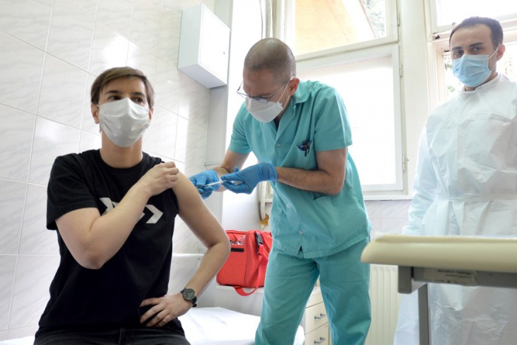 Brnabićeva prva primila Fajzerovu vakcinu