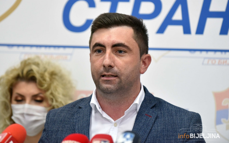 Sutra predaja ključeva Petroviću