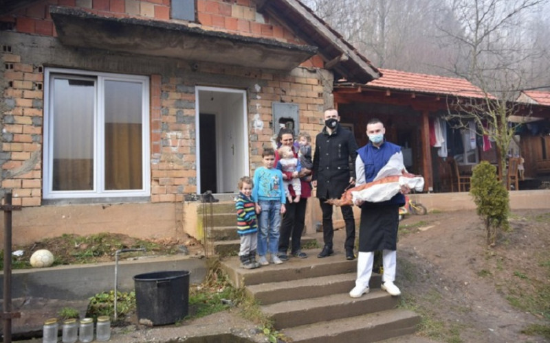 Božićne pečenice za 20 socijalno ugroženih porodica sa područja Zvornika