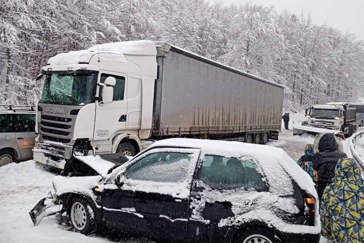 Snijeg okovao dio Srbije: Bez struje 17 sela, kolaps na putu do Zlatibora