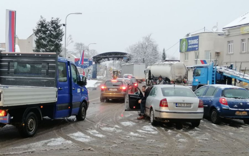 Na prelazak granice u Gradiški čekanje do jutra