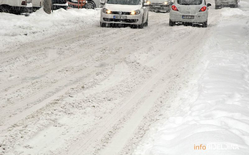 Ugažen snijeg mjestimično na kolovozima u višim predjelima