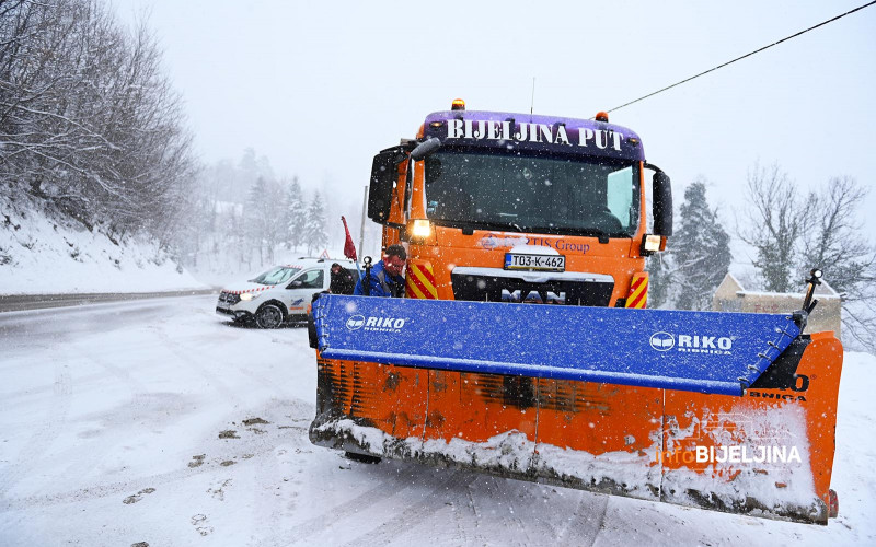 Semberija: Putevi u regiji očišćeni od snijega čija je visina do 10 centimetara (FOTO)