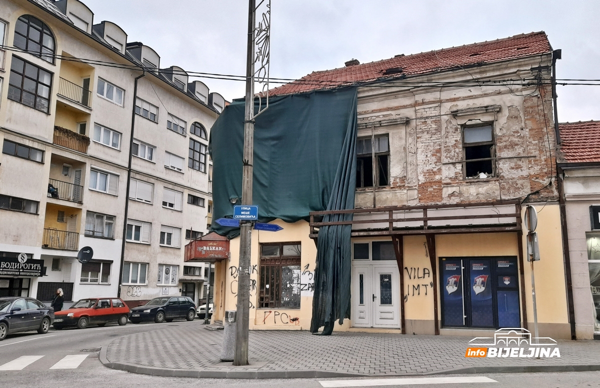 Ruševne zgrade u centru Bijeljine - Ruglo grada ali i opasnost za prolaznike (FOTO)