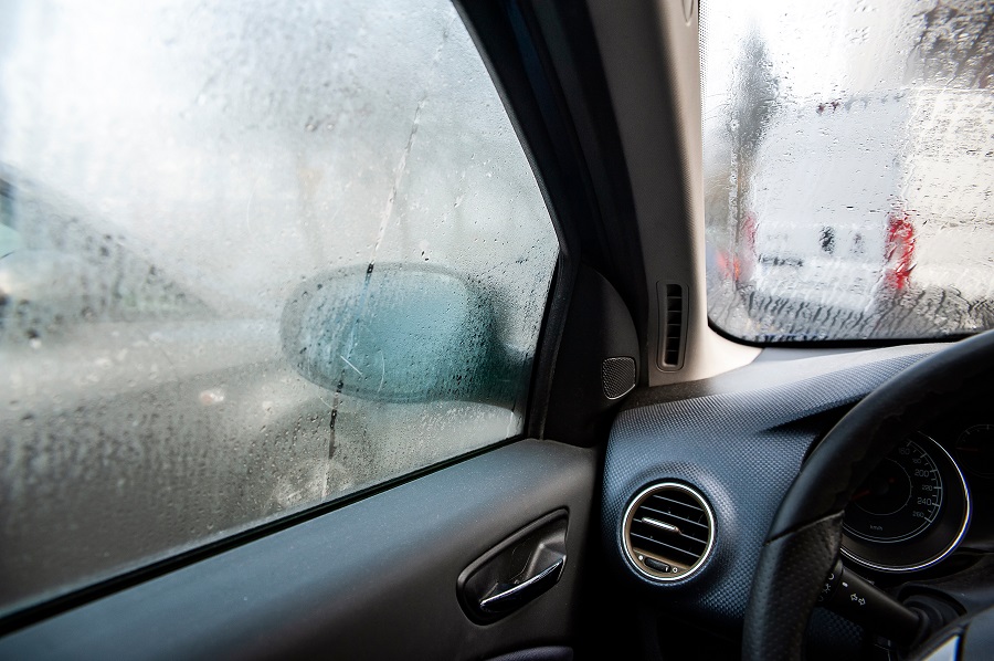 Zašto stakla u automobilima magle kad pada kiša?