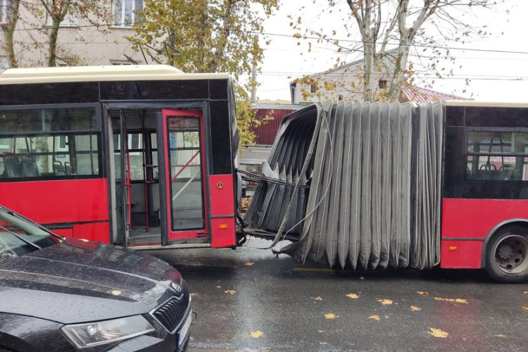 Prepolovio se gradski autobus u Beogradu (FOTO)