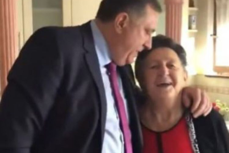 Gorica objavila snimak Dodika koji pjeva s majkom: 