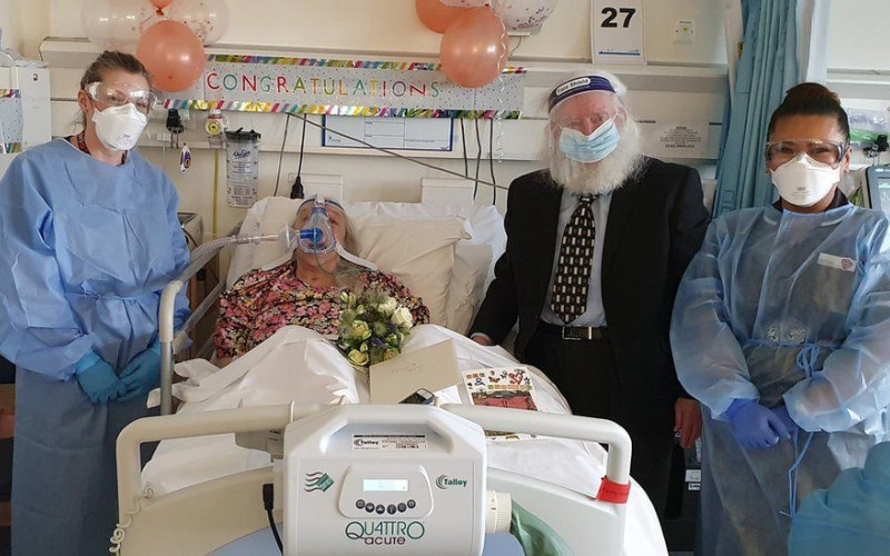 Vjenčali se u kovid-bolnici nakon 46 godina veze: Medicinski radnici bili kumovi i djeveruše