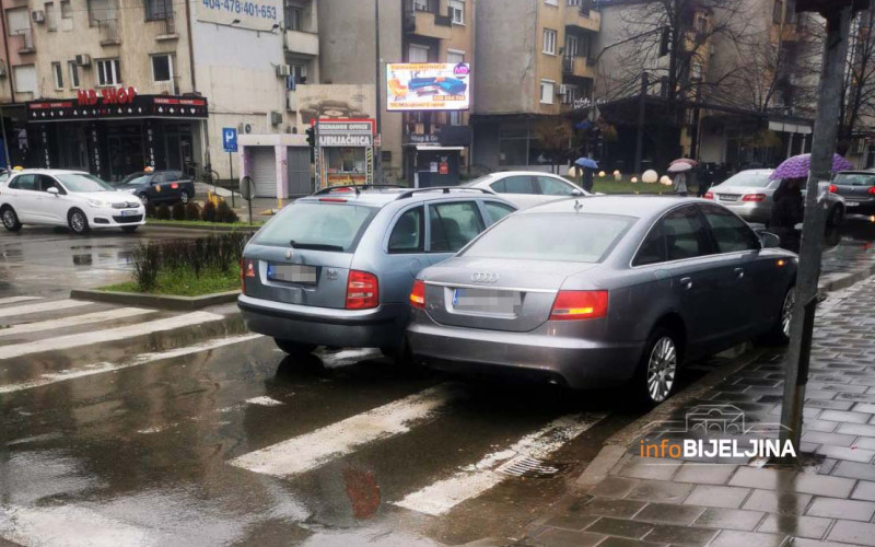 Sudar u centru Bijeljine, saobraćaj se odvija otežano (FOTO)