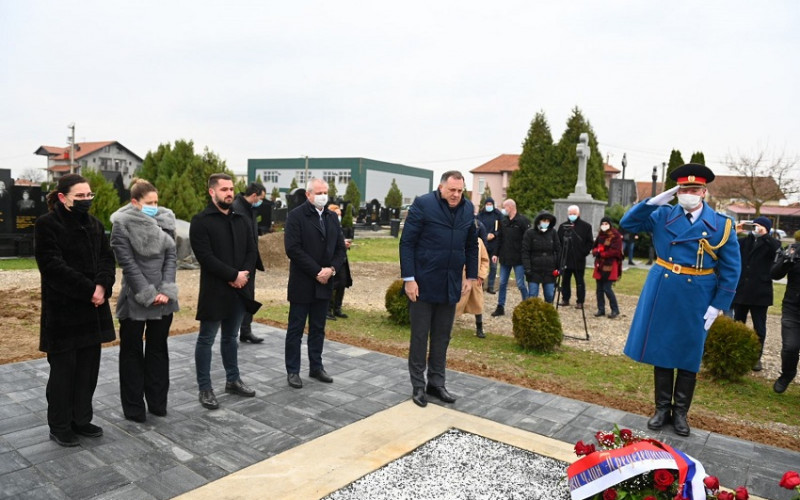 Lider SNSD-a položio cvijeće na grobove Mićića i Bobara