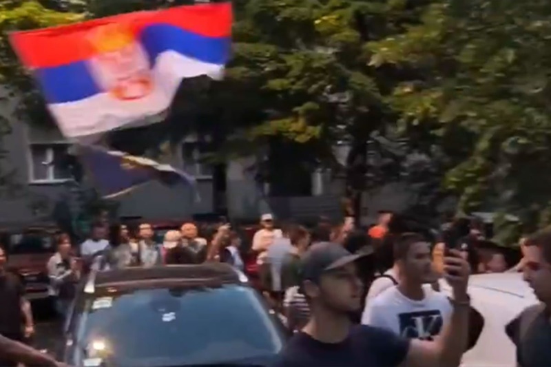 Naprednjaci i demonstranti ispred prostorija SNS-a u Beogradu: Došlo do incidenta (VIDEO)