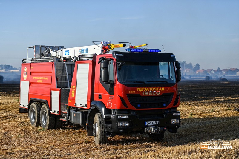 Bijeljina: Vatrogasci se još bore sa vatrenom stihijom (FOTO)
