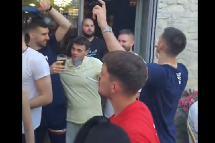 Košarkaši Srbije slave uz Bajin hit ''Kad sam bio mali'' (VIDEO)