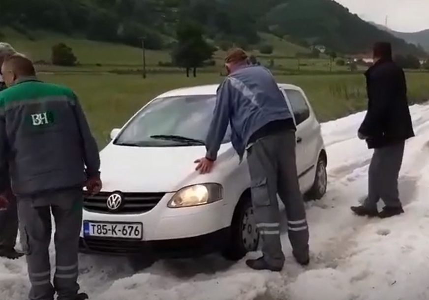 Zabijelilo se kao u januaru: Nevrijeme pogodilo Gornji Vakuf - Uskoplje, vozila se zaglavila na putu