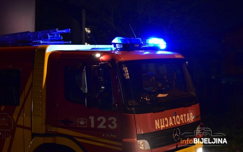 Požar na kući u Gornjoj Čađavici: Zbog detonacija blokiran put, na terenu Hitna, policija, vatrogasci i tužilac