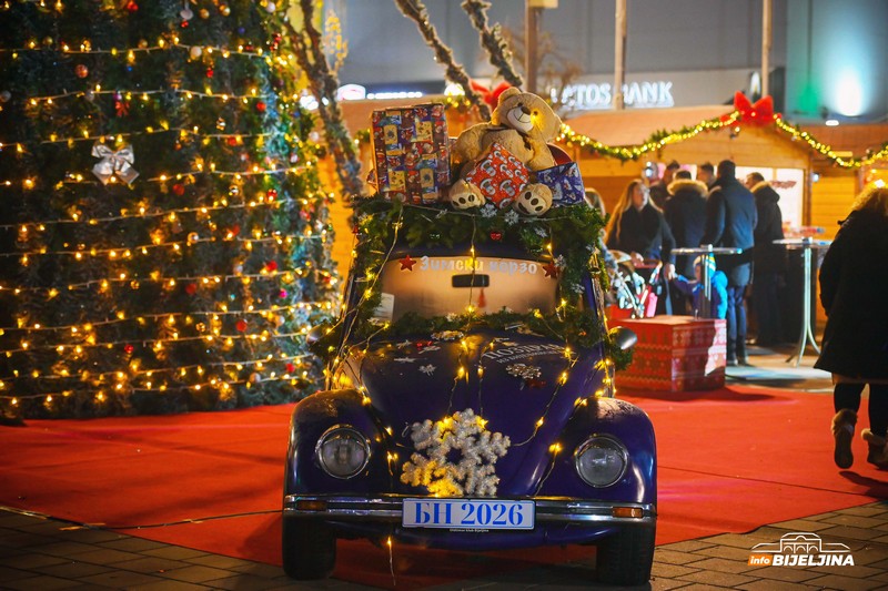 Novogodišnja rasvjeta obasjala Bijeljinu (FOTO)