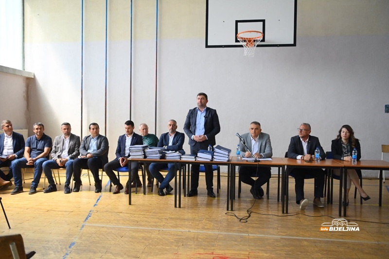 Minić se sastao sa Petrovićem, prisustvuju i ministri
