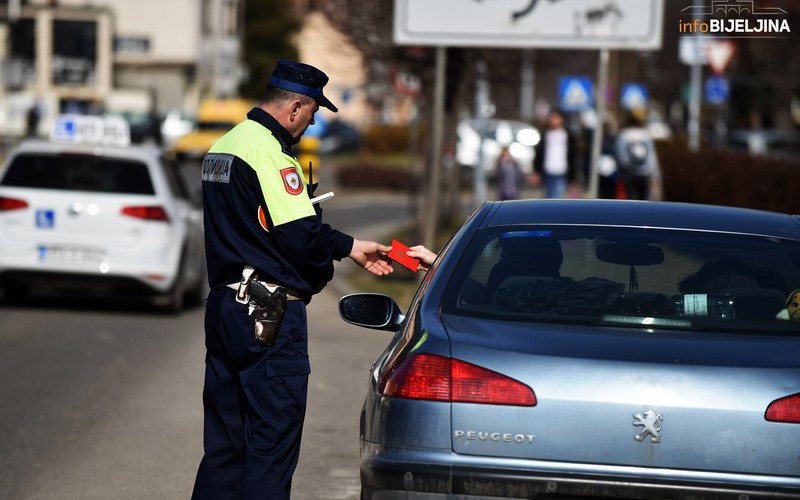 Sve više vozača bez vezanog pojasa i sa telefonom u rukama