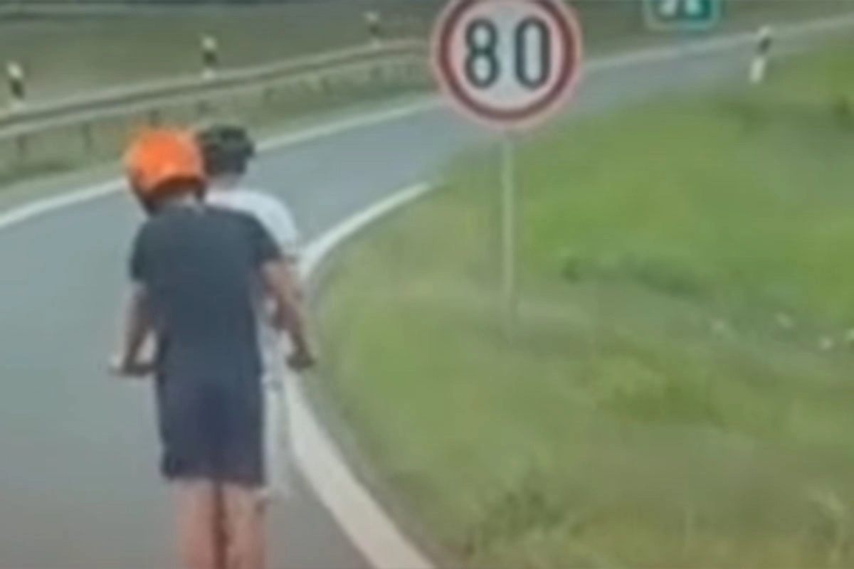 Uznemirujući snimak iz Srbije: Dječaci na trotinetu jurili auto-putem (VIDEO)