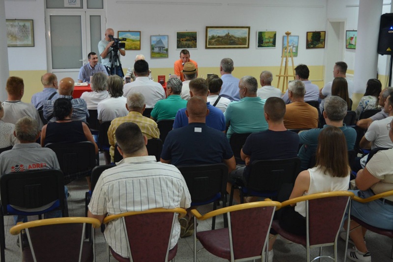 Slobodan Jović i Dragan Marković na književnoj večeri u Loparama: Poezija koja vraća Majevicu prirodi