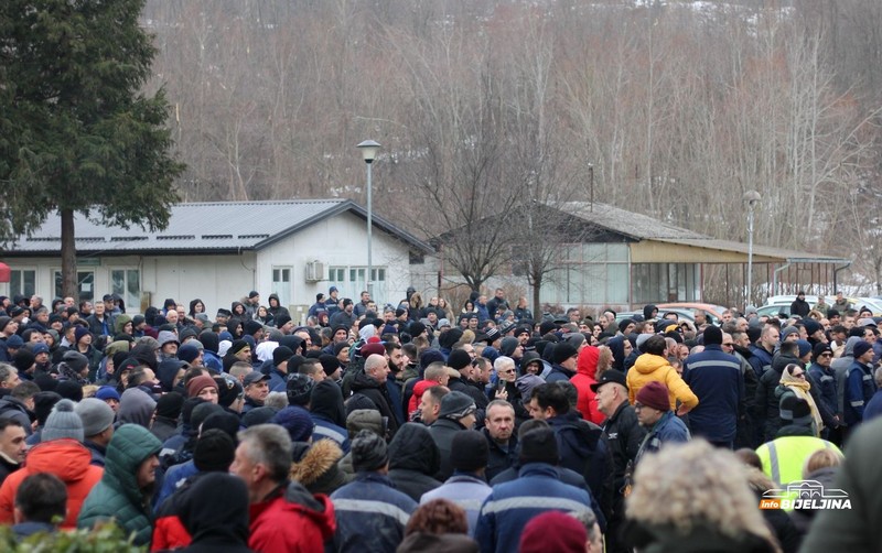 Protestuju radnici RiTE Ugljevik: Blokirali magistralni put Bijeljina – Tuzla (FOTO, VIDEO)