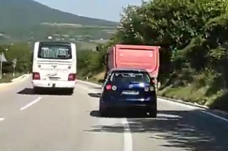 NESAVJESNA I OPASNA VOŽNJA Autobus snimljen kako pretiče kamion preko pune linije 