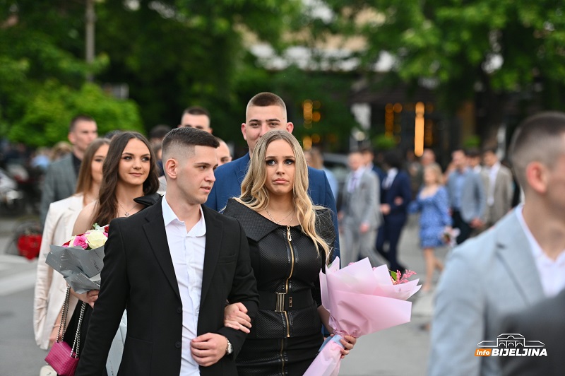 Maturanti Tehničke škole prošetali ulicama Bijeljine (FOTO)