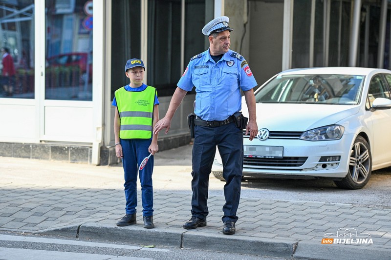 Bijeljinski policajci obučavali mališane saobraćajnim propisima (FOTO)