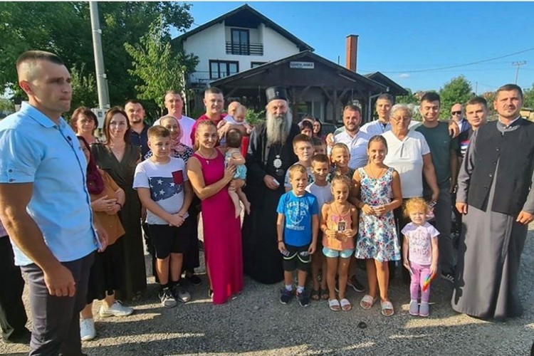 Srpski patrijarh u Garevcu sa ljudima koji su čekali njegov prolazak prema Doboju