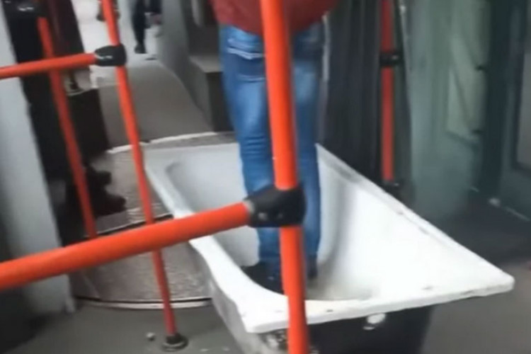 Ovo možete vidjeti samo u Beogradu: Putnik se vozi u kadi